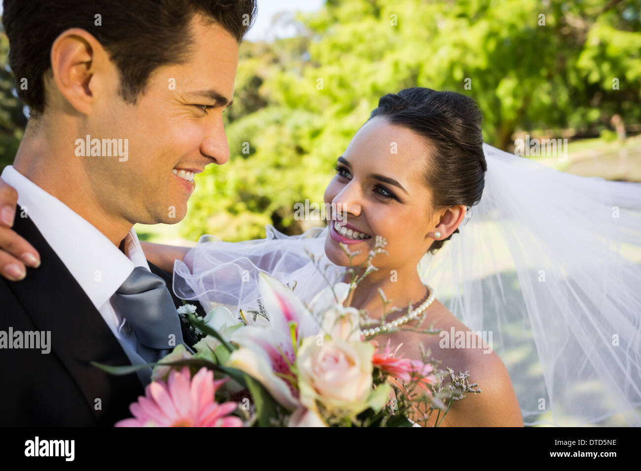 Romantico sposa guardando ogni altro in posizione di parcheggio Foto Stock