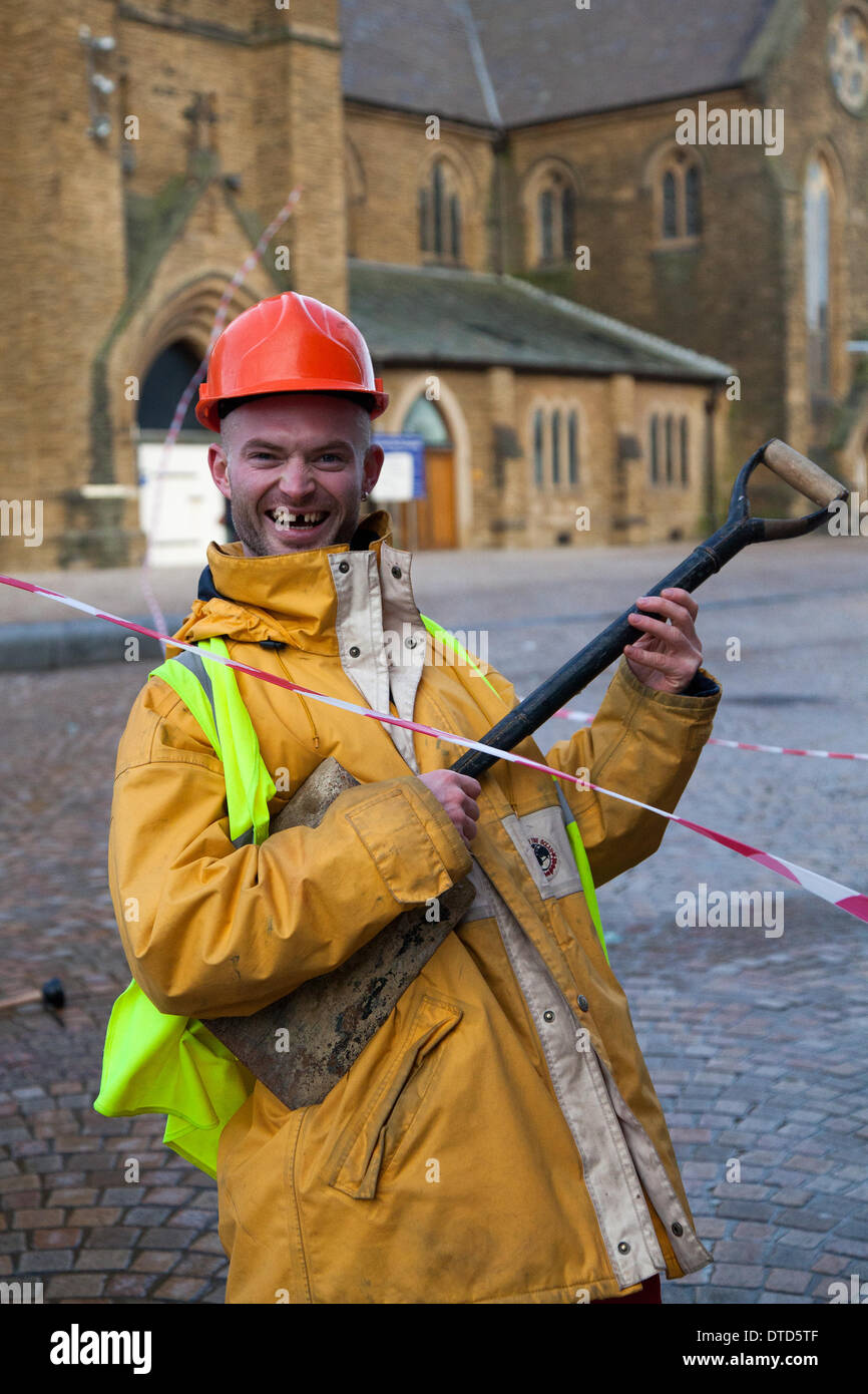 Blackpool, Lancashire, Regno Unito 15 febbraio 2014. 'Road Worker Show' con i lavoratori che suonano 'Air Guitar' mentre Blackpool si impazzita nonostante la pioggia! Hi-vis & High Spirits con gli uomini del 'Bureau of Silly Ideas' che si esibiscono al festival annuale di Blackpool, che si svolge tra circo, magia e nuova varietà. Il festival di dieci giorni di magia e intrattenimento che è Showzam vede i famosi punti di riferimento di Blackpool sovraccarica di giocolieri, giocolieri e artisti di strada. Foto Stock
