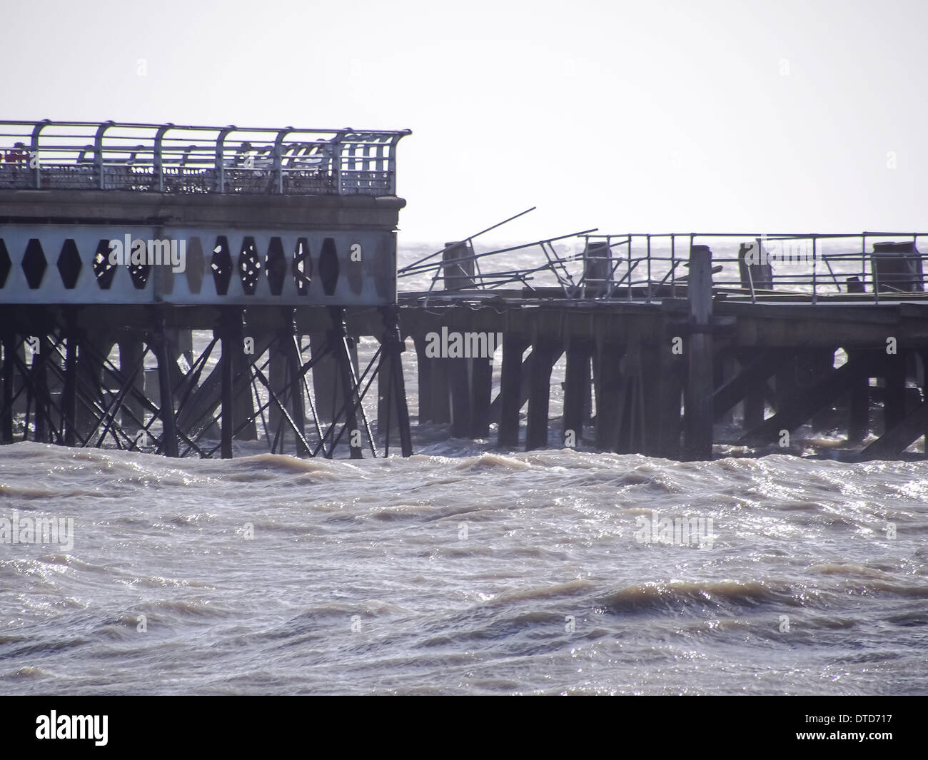 Portsmouth, Hampshire, Inghilterra il 15 febbraio 2014. South Parade pier sorge danneggiato nel solent dovuta a venti forti e grandi onde. pezzi di Georgian struttura giacciono lungo il Southsea beach. Il molo è stata chiusa al pubblico a causa di sicurezza strutturale problemi per oltre un anno il credito: simon evans/Alamy Live News Foto Stock