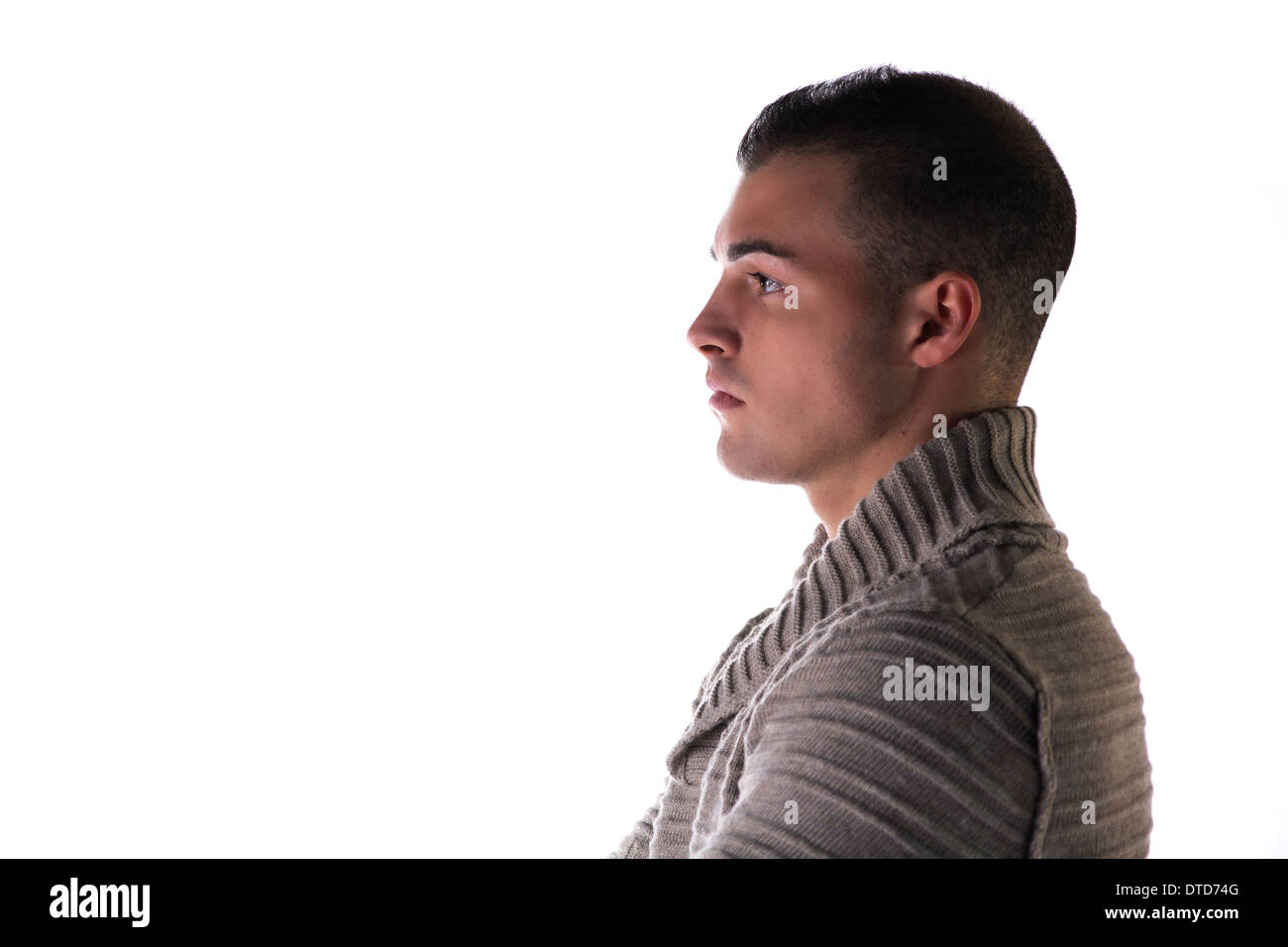 Profilo di attraente giovane con il grigio jersey, ponticello o un maglione, isolato su bianco Foto Stock