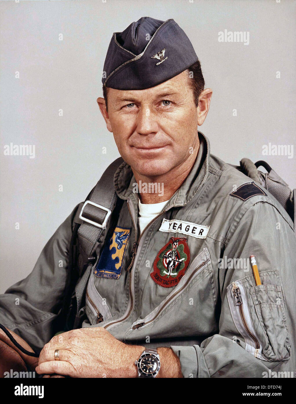 US Air Force pilota di prova Col. Charles Yeager in tuta di volo nel 1966. Foto Stock