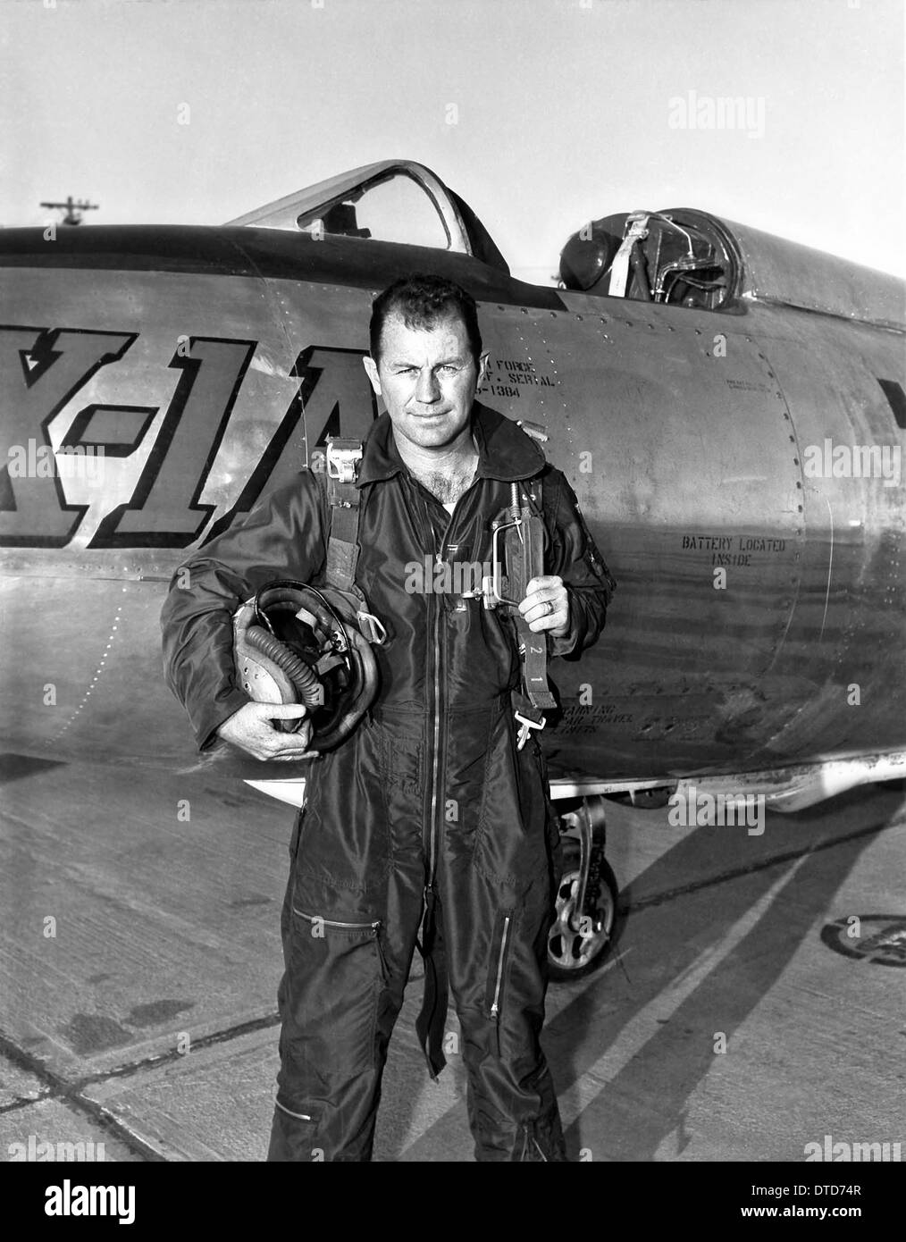 US Air Force pilota Chuck Yeager in tuta di volo in piedi nella parte anteriore della campana X-A1 aeromobile Dicembre 1953 a Palmdale, in California. Foto Stock