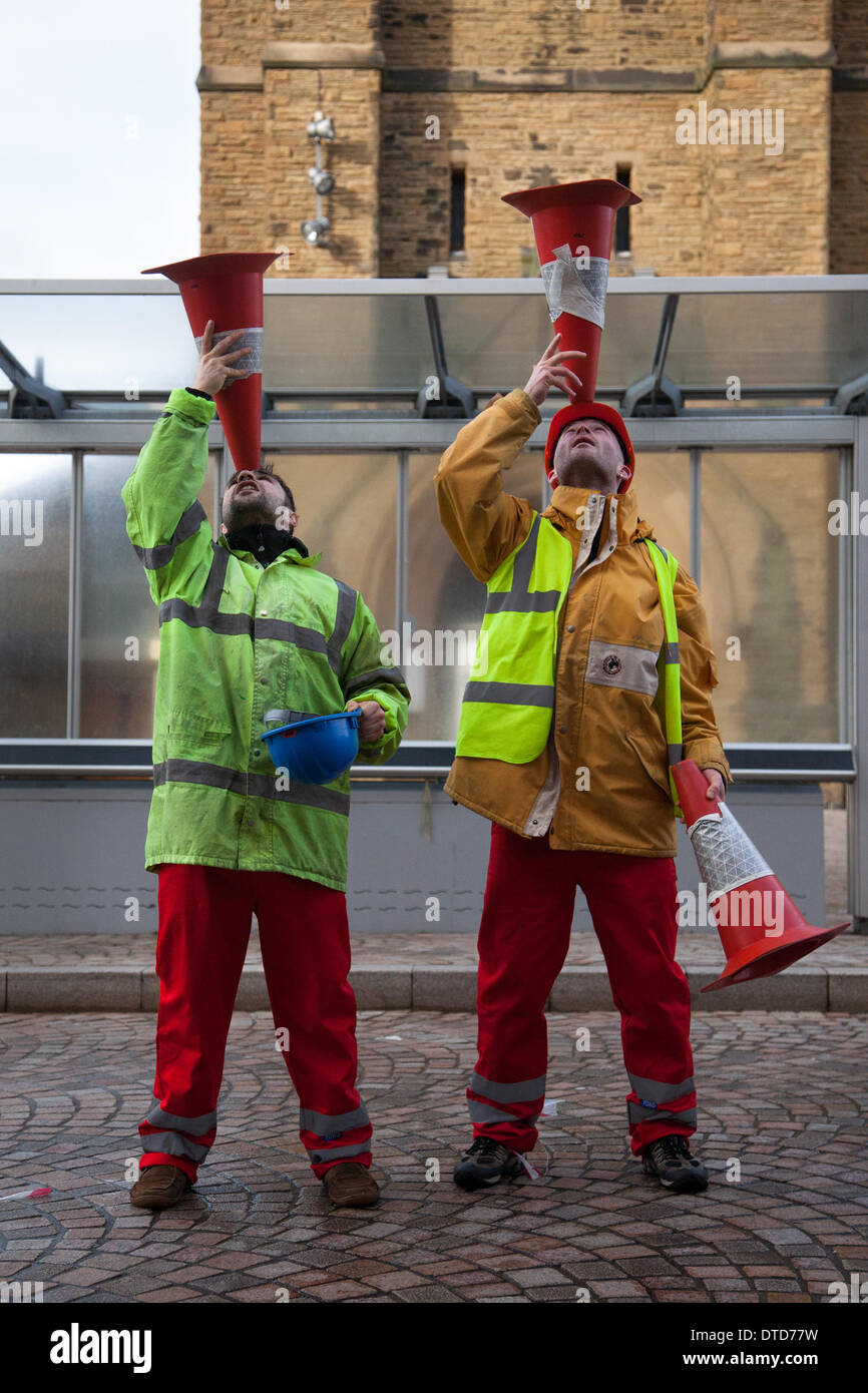 Blackpool, Lancashire, Regno Unito 15 febbraio 2014. Carlos Romero e Chris Patfield The 'Road Worker Show', un clown atto con coni e Bollards. Hi-vis & High Spirits con gli uomini del 'Bureau of Silly Ideas' che si esibiscono al festival annuale di Blackpool, che si svolge tra circo, magia e nuova varietà. Il festival di dieci giorni di magia e intrattenimento che è Showzam vede i famosi punti di riferimento di Blackpool sovraccarica di giocolieri, giocolieri e artisti di strada. Foto Stock