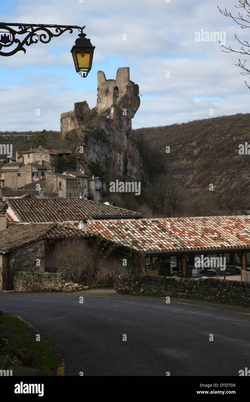 Lampione e il castello medievale a Penne, Gorge d'Aveyron, Tarn, Occitanie. La Francia, che è in fase di restauro Foto Stock