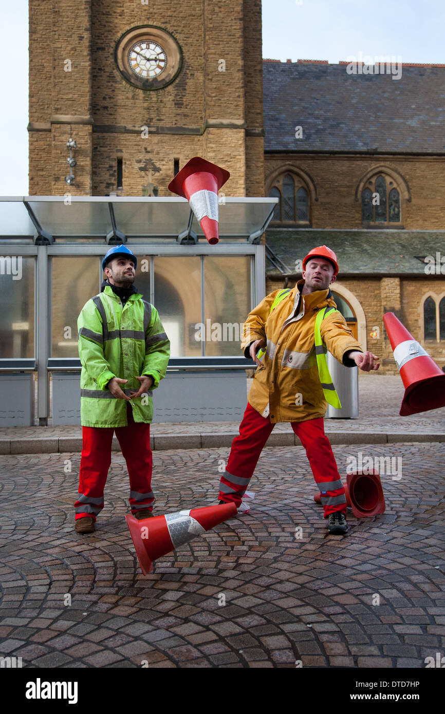 Blackpool, Lancashire, Regno Unito 15 febbraio 2014. Carlos Romero e Chris Patfield The 'Road Worker Show', un atto di giocoleria con coni stradali e bollini rossi e bianchi in plastica. Hi-vis & High Spirits con gli uomini del 'Bureau of Silly Ideas' che si esibiscono al festival annuale di Blackpool, che si svolge tra circo, magia e nuova varietà. Il festival di dieci giorni di magia e intrattenimento che è Showzam vede i famosi punti di riferimento di Blackpool sovraccarica di giocolieri, giocolieri e artisti di strada. Foto Stock
