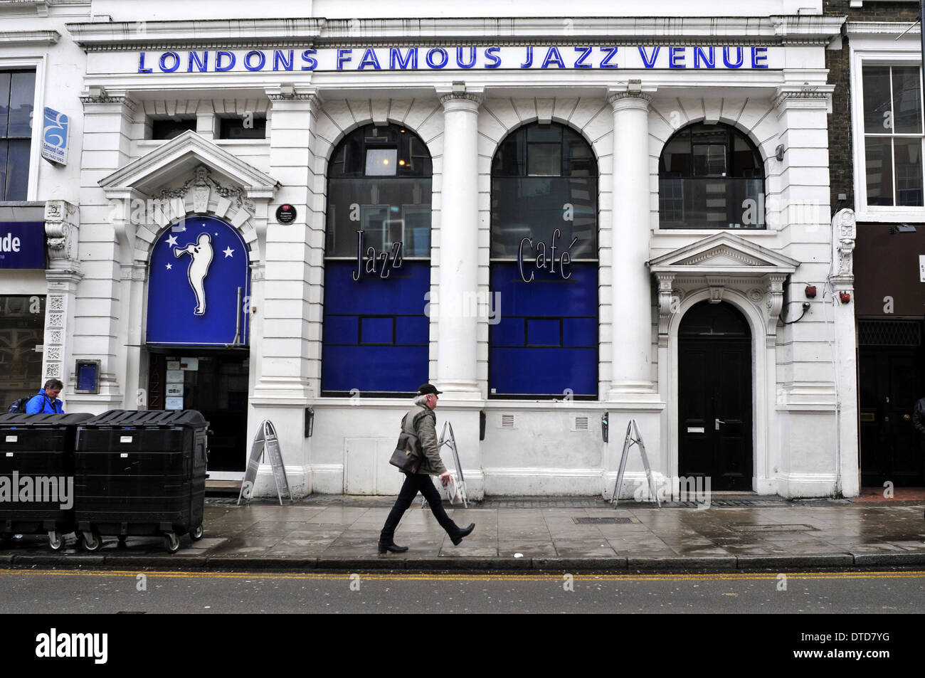 Un uomo cammina passato luogo di Jazz, Camden Town, Londra Foto Stock