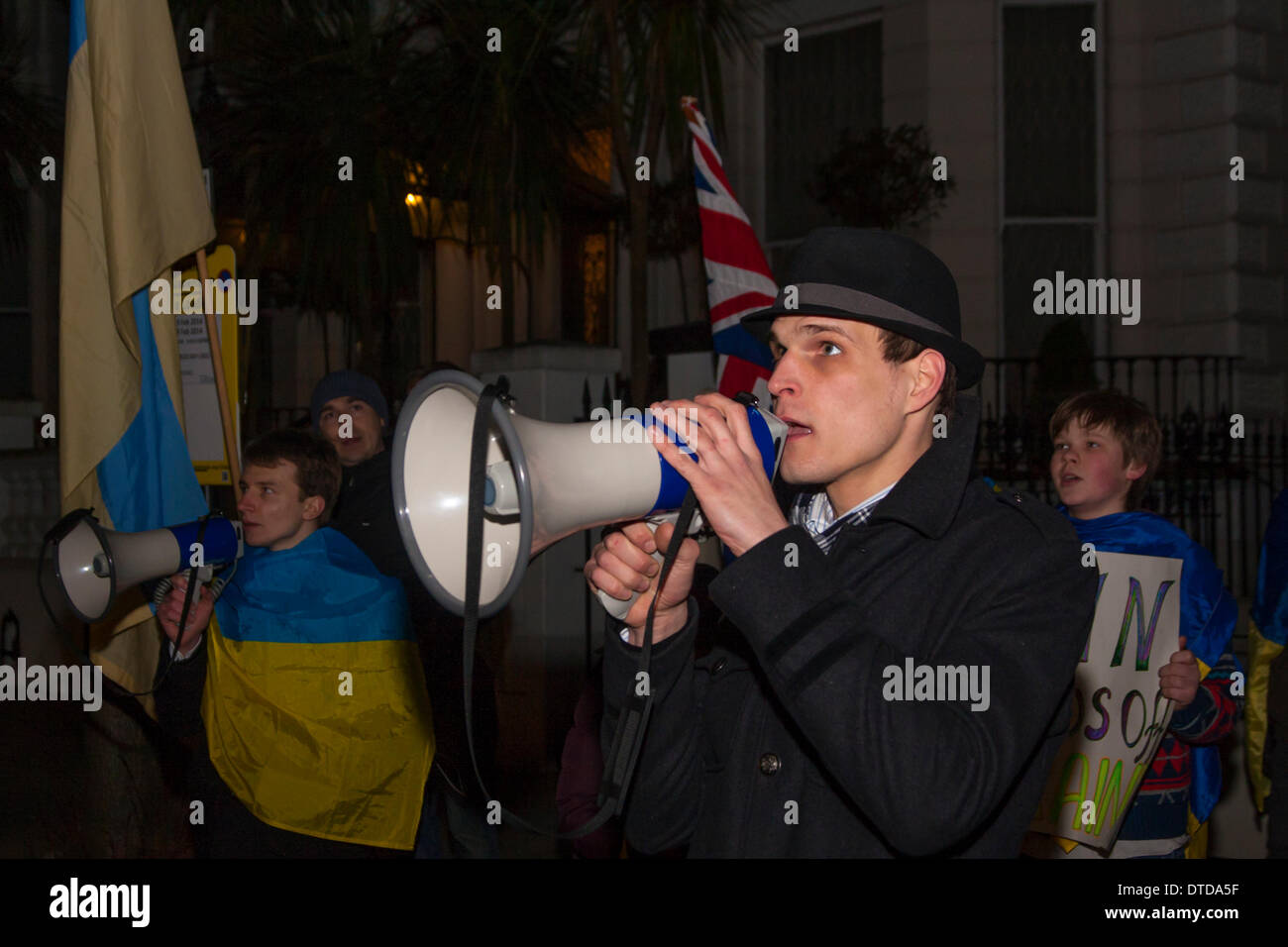 Londra, 15 febbraio 2014. Gli ucraini dimostrare al di fuori dell'Ambasciata Ucraina contro la Russia atempts per rendere l'Ucraina parte del 'impero russo' come le proteste in corso nel loro paese la domanda più stretti vincoli per l'UE. Credito: Paolo Davey/Alamy Live News Foto Stock