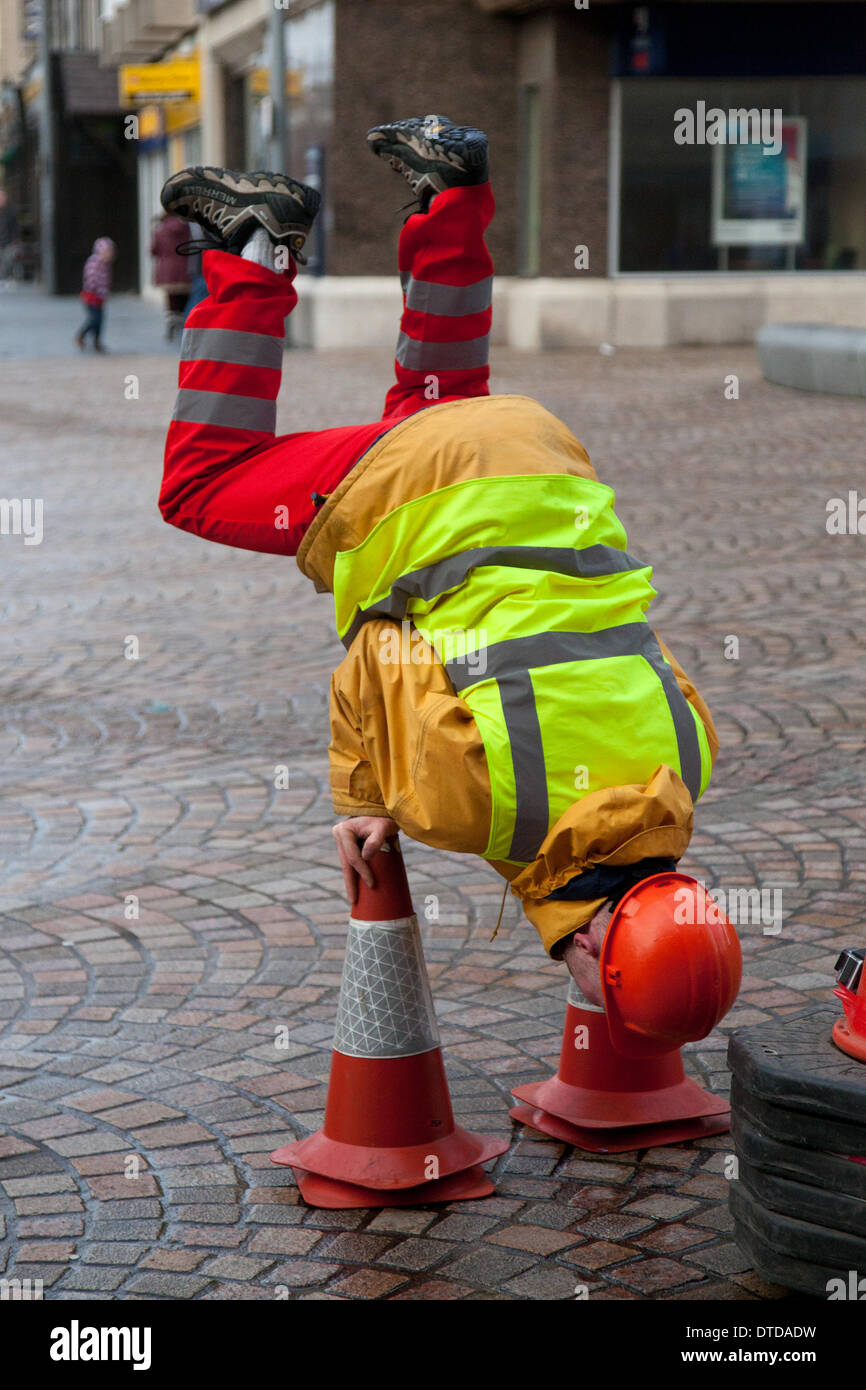 Blackpool, Lancashire, Regno Unito 15 febbraio 2014. "Road Worker Show", un atto con coni e Bollards. Blackpool va pazzo nonostante la pioggia! Hi-vis & High Spirits con gli uomini del 'Bureau of Silly Ideas' che si esibiscono al festival annuale di Blackpool, che si svolge tra circo, magia e nuova varietà. Il festival di dieci giorni di magia e intrattenimento che è Showzam vede i famosi punti di riferimento di Blackpool sovraccarica di giocolieri, giocolieri e artisti di strada. Foto Stock
