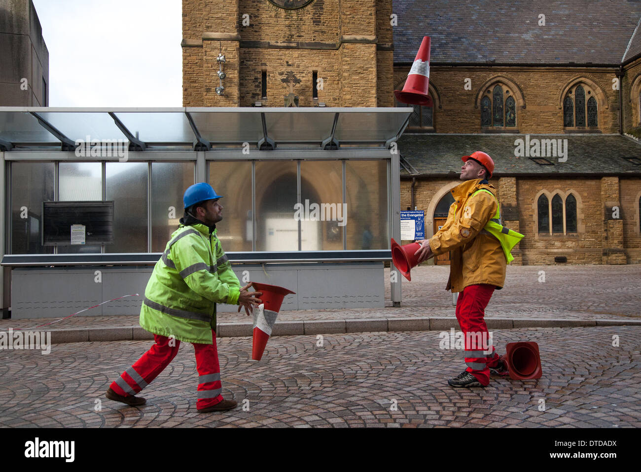 Blackpool, Lancashire, Regno Unito 15 febbraio 2014. Carlos Romero e Chris Patfield The 'Road Worker Show', un atto con coni e Bollards. Hi-vis & High Spirits con gli uomini del 'Bureau of Silly Ideas' che si esibiscono al festival annuale di Blackpool, che si svolge tra circo, magia e nuova varietà. Il festival di dieci giorni di magia e intrattenimento che è Showzam vede i famosi punti di riferimento di Blackpool sovraccarica di giocolieri, giocolieri e artisti di strada. Foto Stock