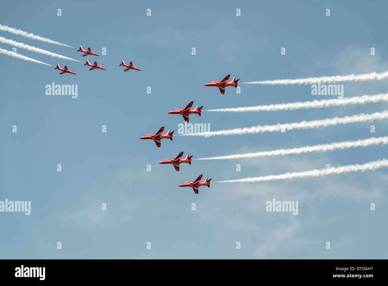I nove aerei della RAF frecce rosse Aerobatic Team display suddiviso in 2 gruppi. Le cinque navi Enid gruppo e il gruppo Gypo Foto Stock