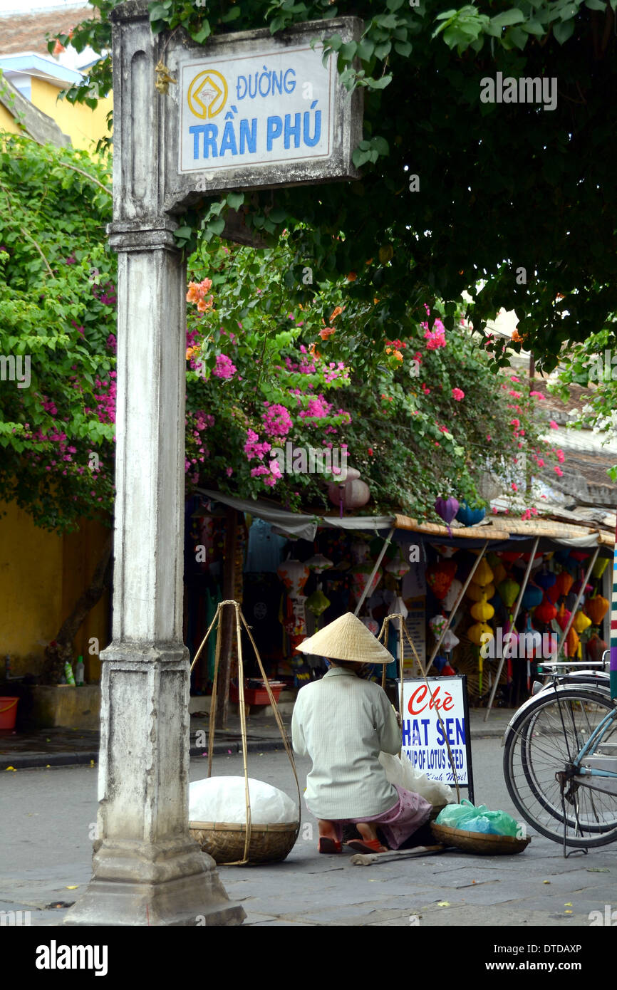 Vietnamese Street Hawker ad Hoi An con Non La Hat Foto Stock