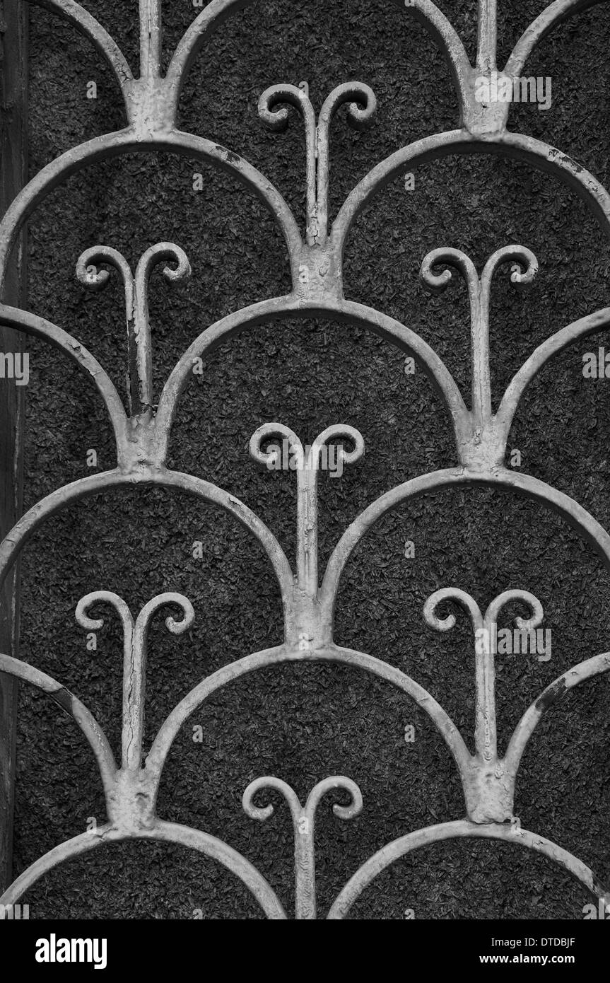 Vintage pattern arrugginito con motivi floreali in ferro astratta sfondo della porta. In bianco e nero. Foto Stock