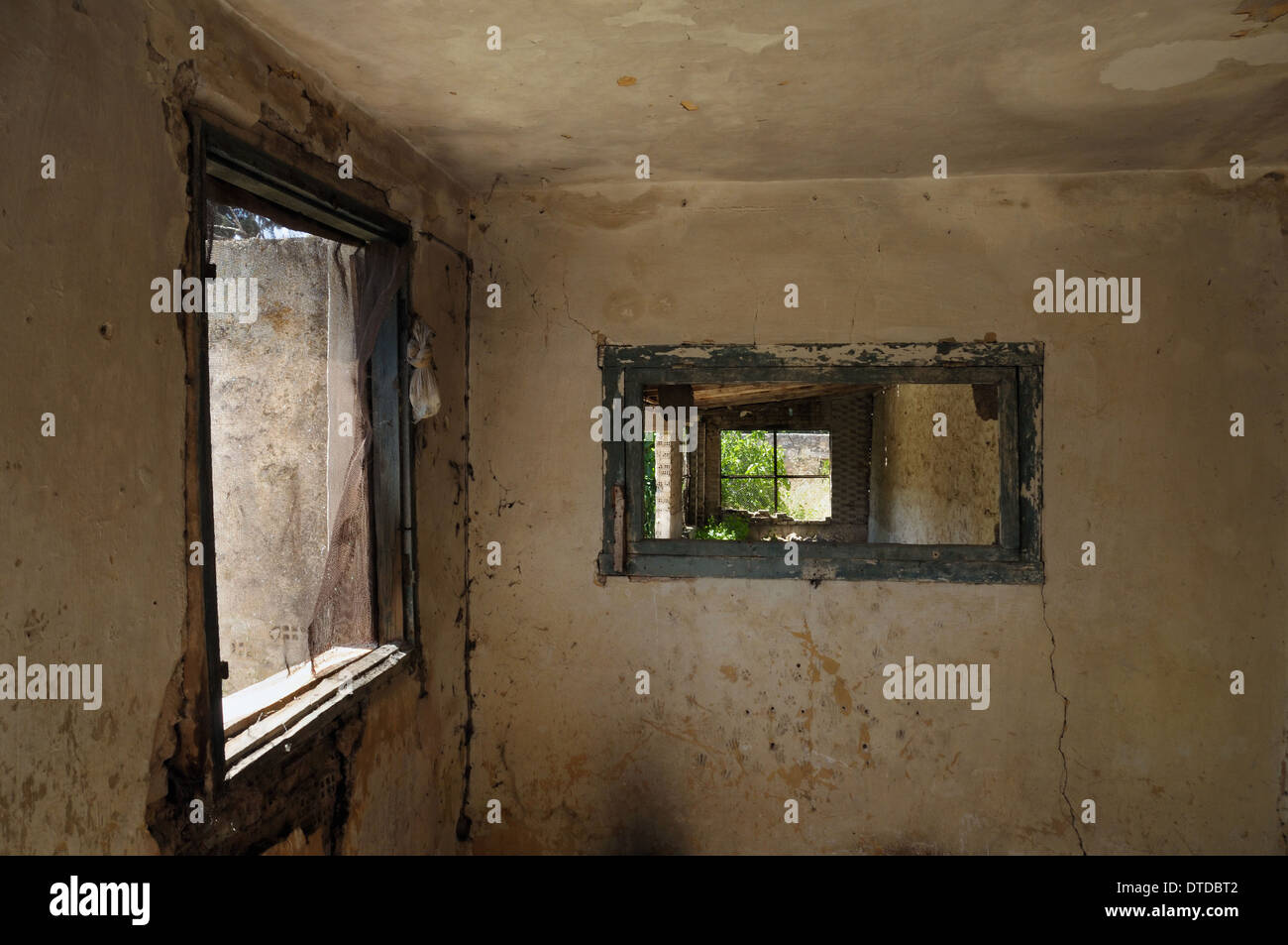 Windows e parete spiovente in abbandonato interni. Foto Stock