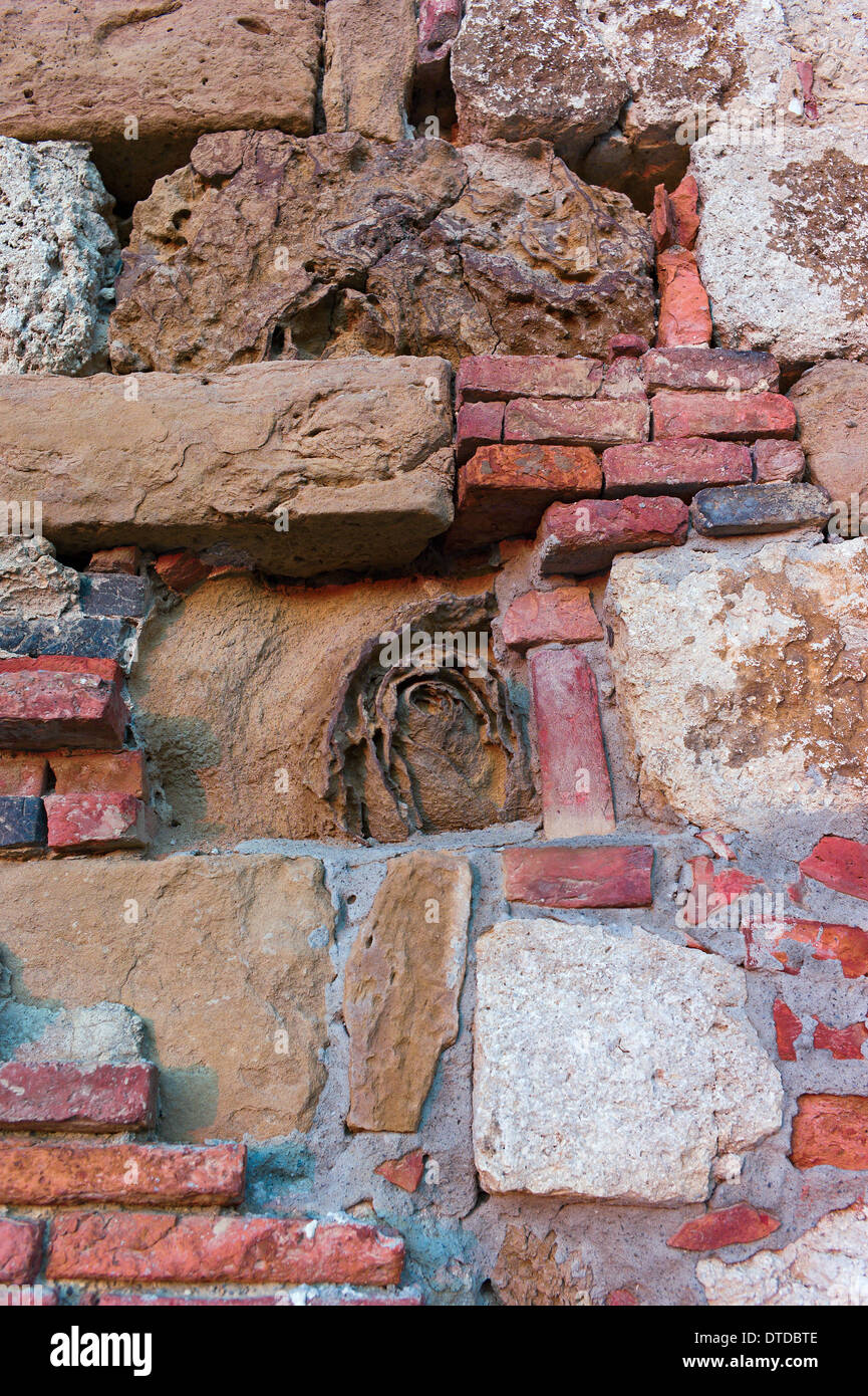 Dettaglio della miscela di pietra e mattoni materiali da costruzione di  Porta di Grassi, Montepulciano, Toscana, Italia Foto stock - Alamy