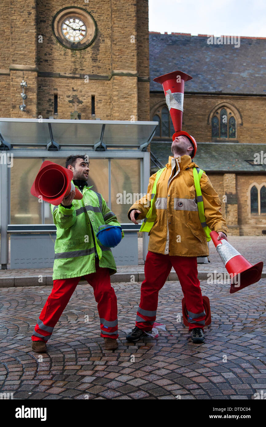 Blackpool, Lancashire, Regno Unito 15 febbraio 2014. Carlos Romero e Chris Patfield The 'Road Worker Show', un atto con coni e Bollards. Hi-vis & High Spirits con gli uomini del 'Bureau of Silly Ideas' che si esibiscono al festival annuale di Blackpool, che si svolge tra circo, magia e nuova varietà. Il festival di dieci giorni di magia e intrattenimento che è Showzam vede i famosi punti di riferimento di Blackpool sovraccarica di giocolieri, giocolieri e artisti di strada. Foto Stock