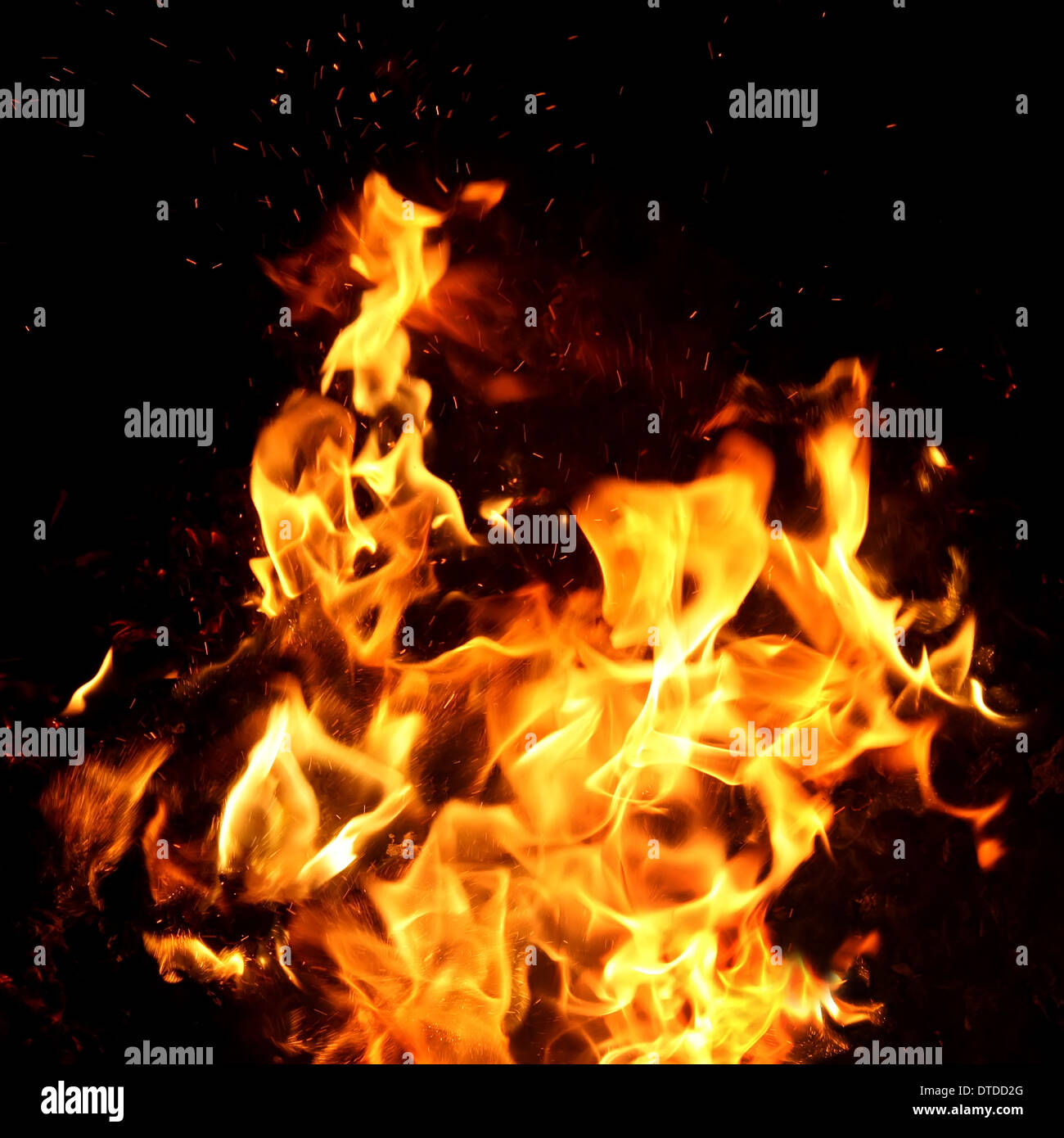 Fuoco e fiamme su sfondo nero Foto Stock