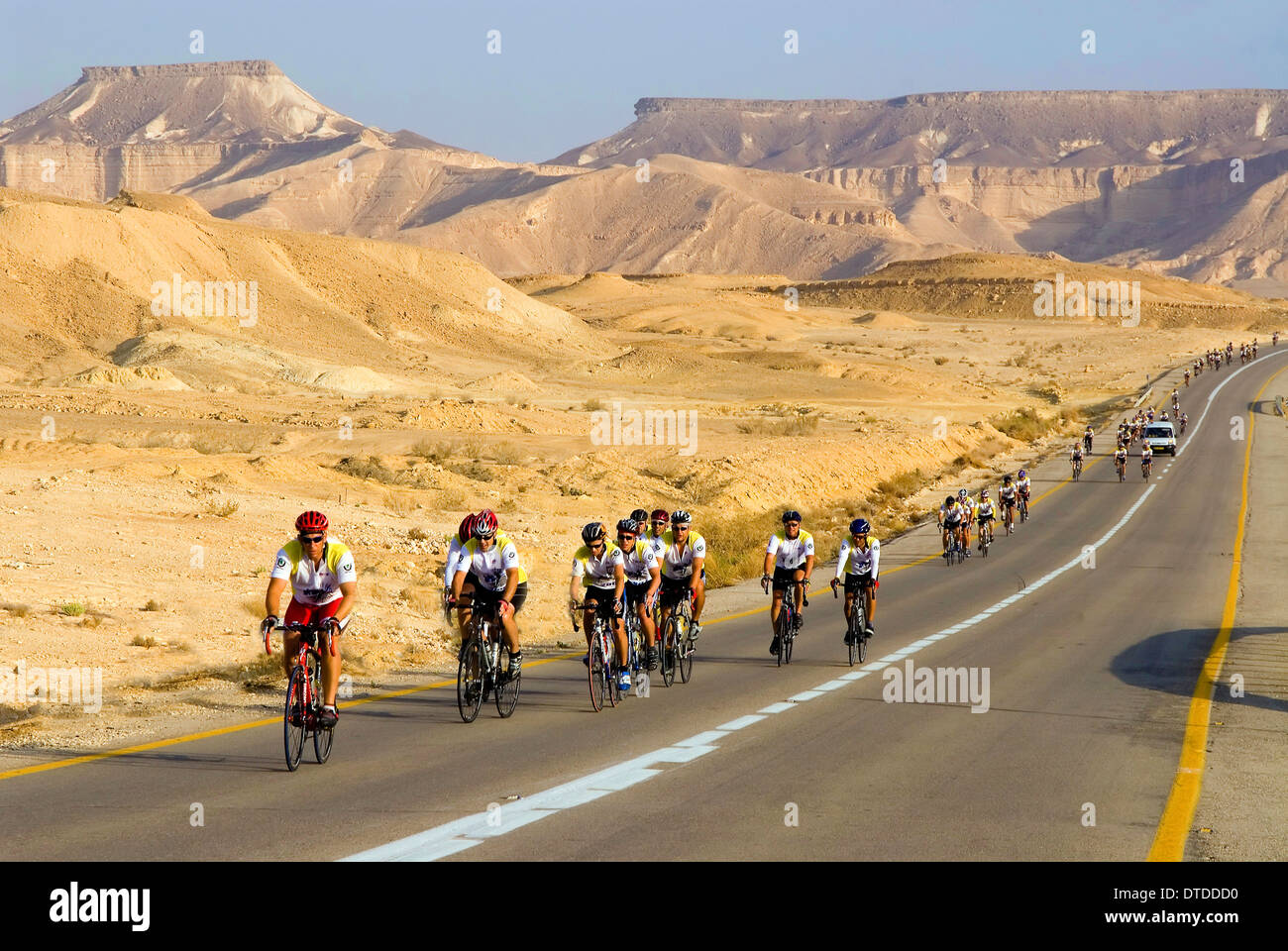 Gara ciclistica nel cratere Ramon, Israele Foto Stock Gara ciclistica nel cratere Ramon, Israele Foto Stock