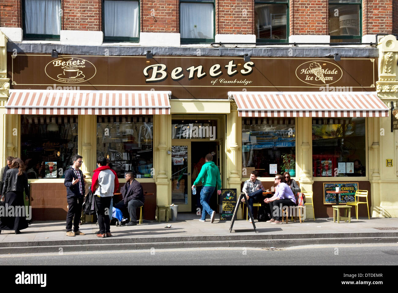 Benets di Cambridge cafe/ristorante/ gelateria, Bethnal Green Road (parte superiore del Brick Lane), Shoreditch, Londra, Regno Unito. Foto Stock