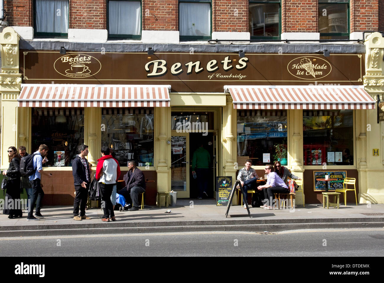 Benets di Cambridge cafe/ristorante/ gelateria, Bethnal Green Road (parte superiore del Brick Lane), Shoreditch, Londra, Regno Unito. Foto Stock
