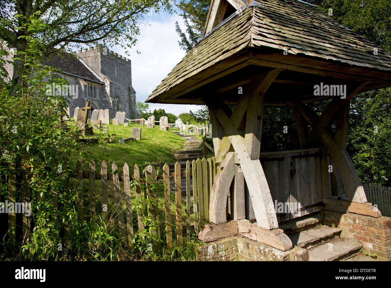 La Chiesa di San Nicola (una delle più antiche chiese di epoca normanna nel Sussex) e gate lych, villaggio di Bramber, West Sussex, in Inghilterra, Regno Unito. Foto Stock