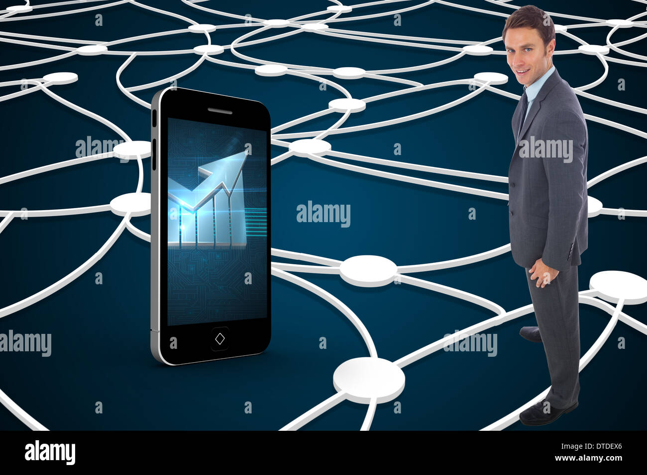 Immagine composita di allegro imprenditore in piedi con le mani sui fianchi Foto Stock