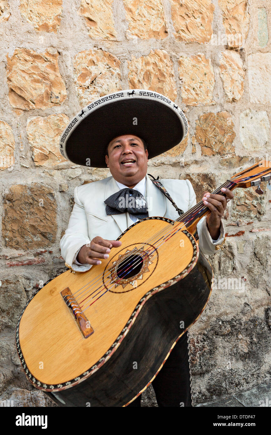 Un musicista mariachi vestite nel tradizionale costume charro giocando un guitarr-n Novembre 5, 2013 a Oaxaca, Messico. Foto Stock