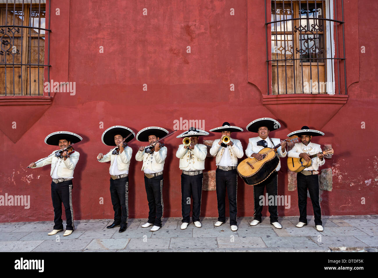 Una banda Mariachi vestite nei tradizionali costumi charro Novembre 5, 2013 a Oaxaca, Messico. Foto Stock