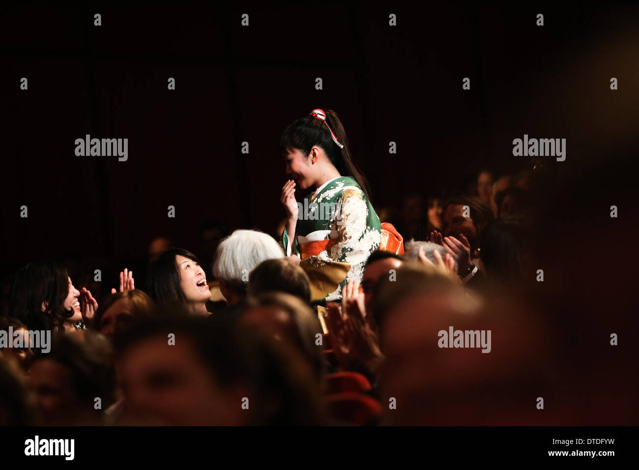 Berlino. 15 feb 2014. Attrice giapponese Haru Kuroki reagisce prima che ella riceve l'Orso d'argento per la miglior attrice per "la piccola casa' durante la cerimonia di premiazione al sessantaquattresimo Berlinale Festival Internazionale del Cinema di Berlino, Feb 15, 2014. © Zhang ventola/Xinhua/Alamy Live News Foto Stock