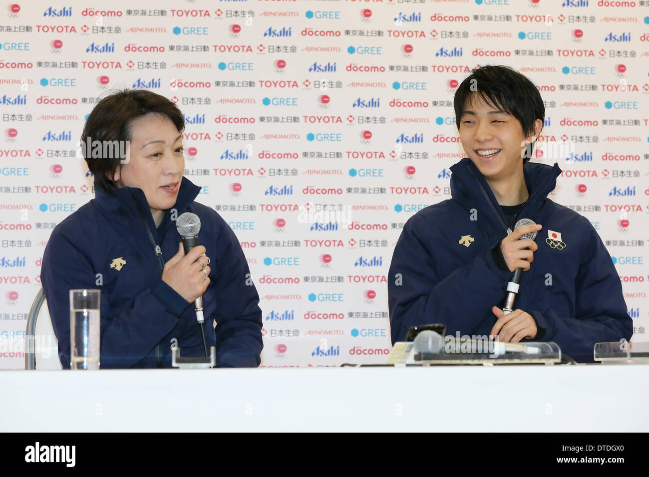 Sochi, Russia. 15 feb 2014. (L a R) Seiko Hashimoto, Yuzuru Hanyu (JPN) Pattinaggio di Figura : Giapponese figura Skater Yuzuru Hanyu del Giappone ha ricevuto una telefonata di congratulazioni del Primo Ministro Shinzo Abe in conferenza stampa al Giappone casa durante il Sochi 2014 Giochi Olimpici Invernali a Sochi, Russia . © Yusuke Nakanishi AFLO/sport/Alamy Live News Foto Stock