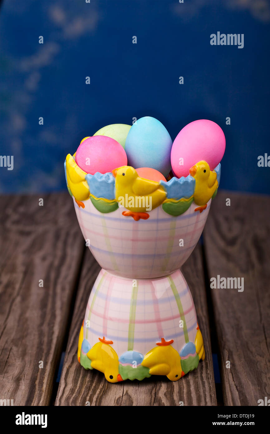 Uova di Pasqua in un vaso decorativo Foto Stock