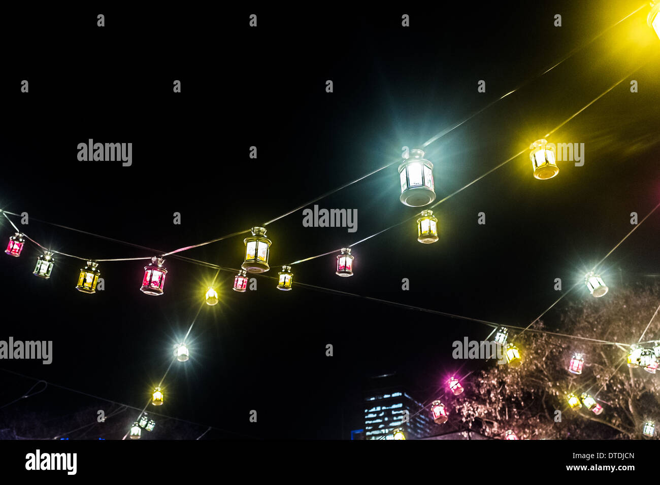 Stringhe di lampioncini colorati oscillanti in aria durante il Brisbane città delle luci 2013 Foto Stock