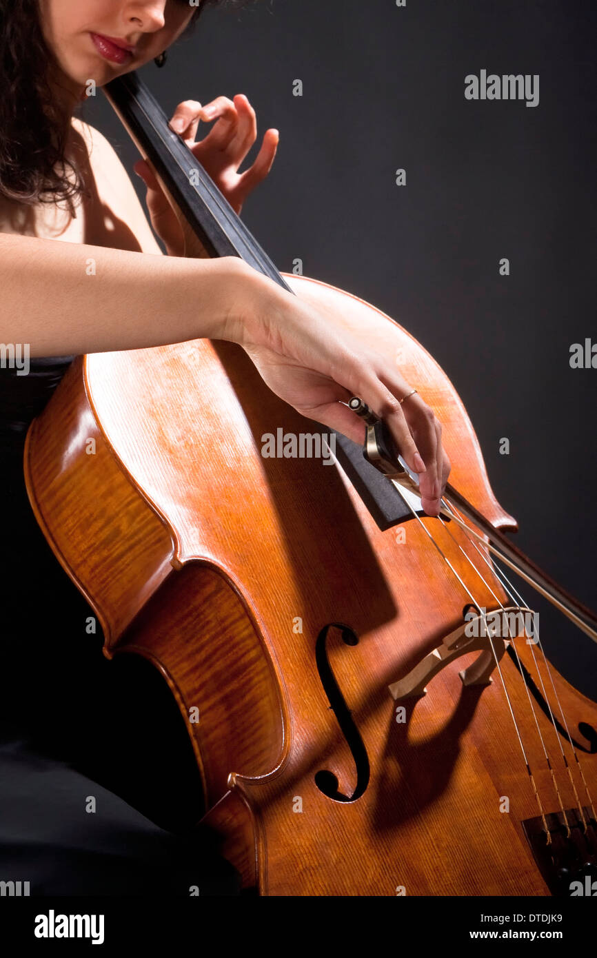 Primo piano di una femmina di musicista che gioca Violoncello Foto Stock