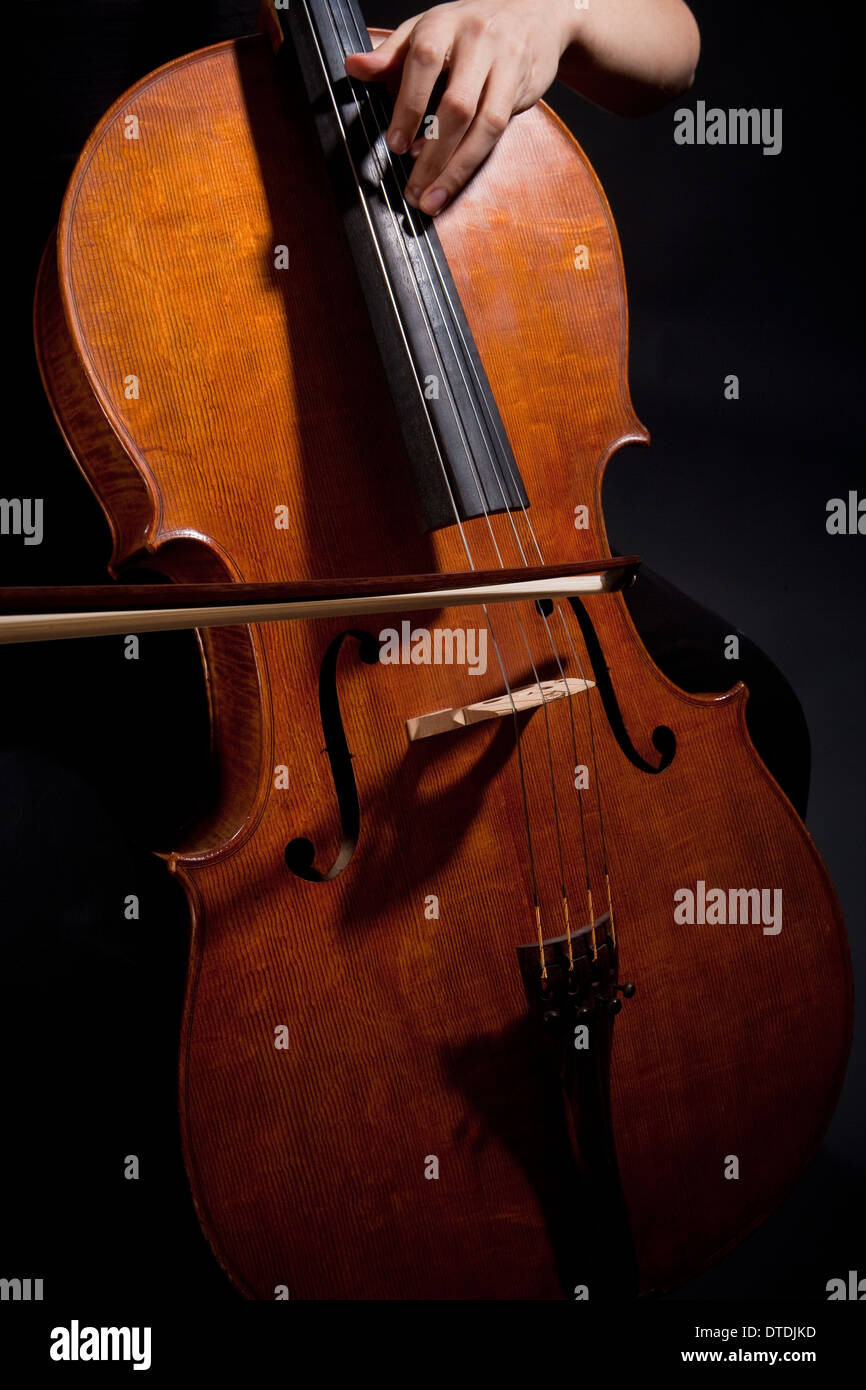 Primo piano di una femmina di musicista che gioca Violoncello Foto Stock
