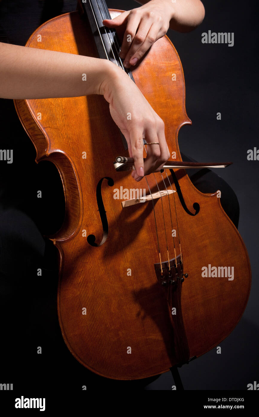 Primo piano di una femmina di musicista che gioca Violoncello Foto Stock