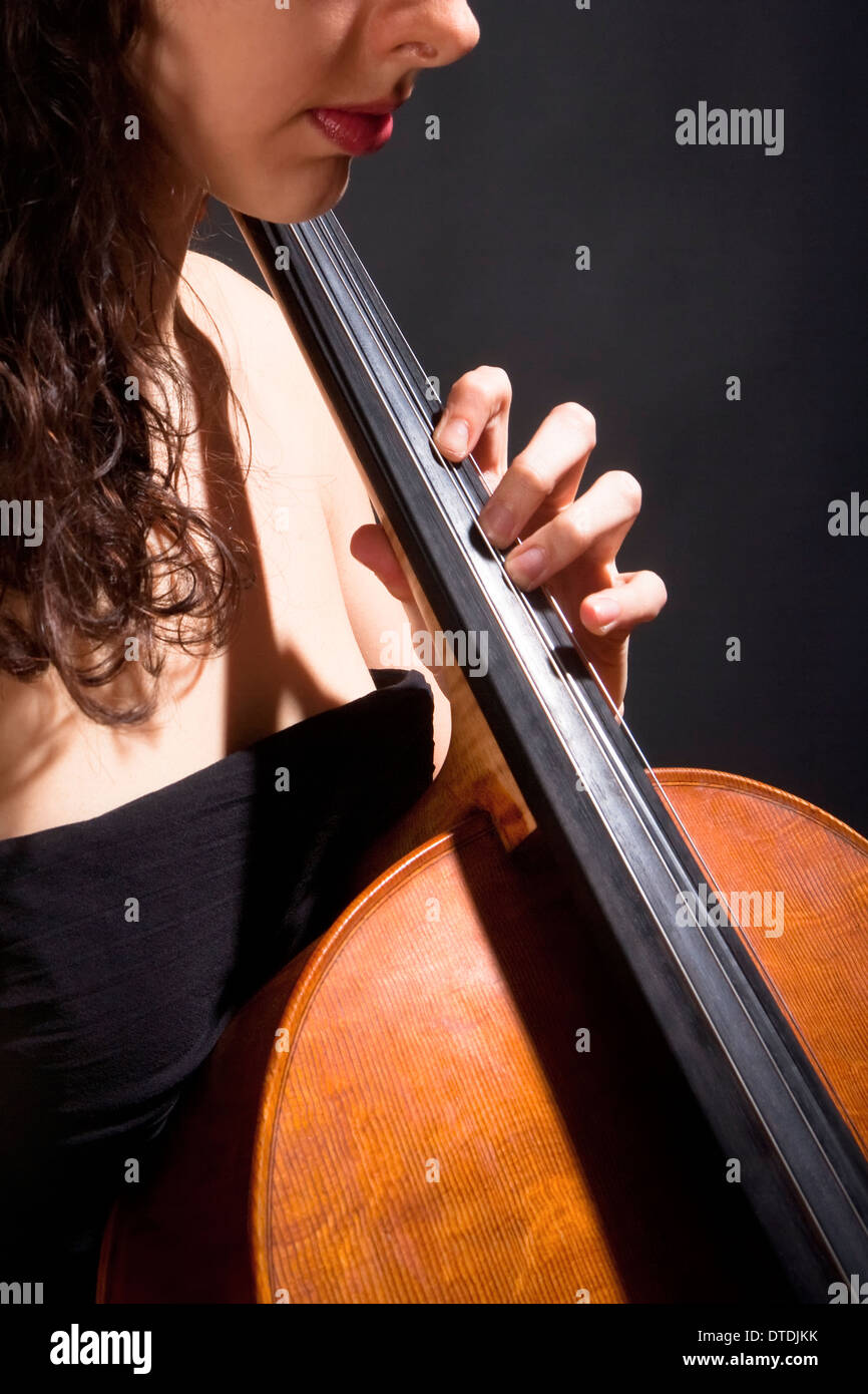 Primo piano di una femmina di musicista che gioca Violoncello Foto Stock