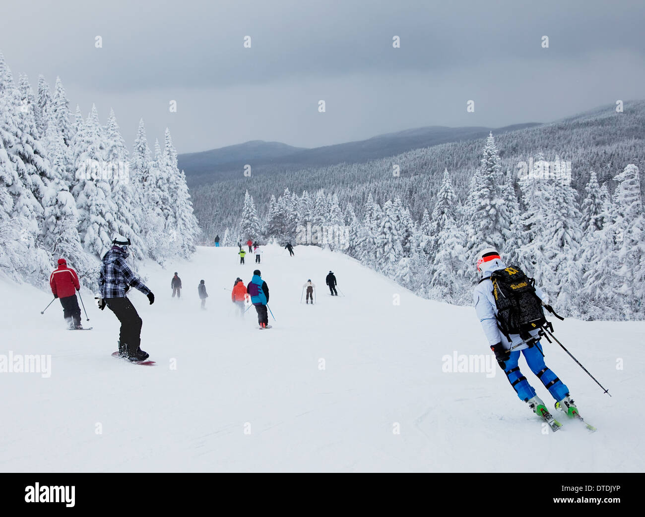 Mont-Tremblant , Québec, Canada - 9 Febbraio 2014: gli sciatori sono lo scorrimento verso il basso un facile pendio a Mont-Tremblant Ski Resort. Foto Stock