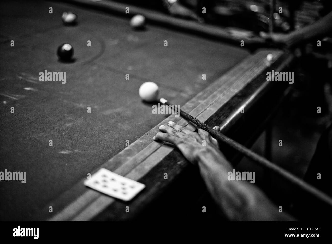 Un gruppo di uomini giocare a biliardo in una delle baraccopoli di Yangon, Myanmar, martedì 7 maggio 2013. (Foto/Arturo Rodriguez) Foto Stock