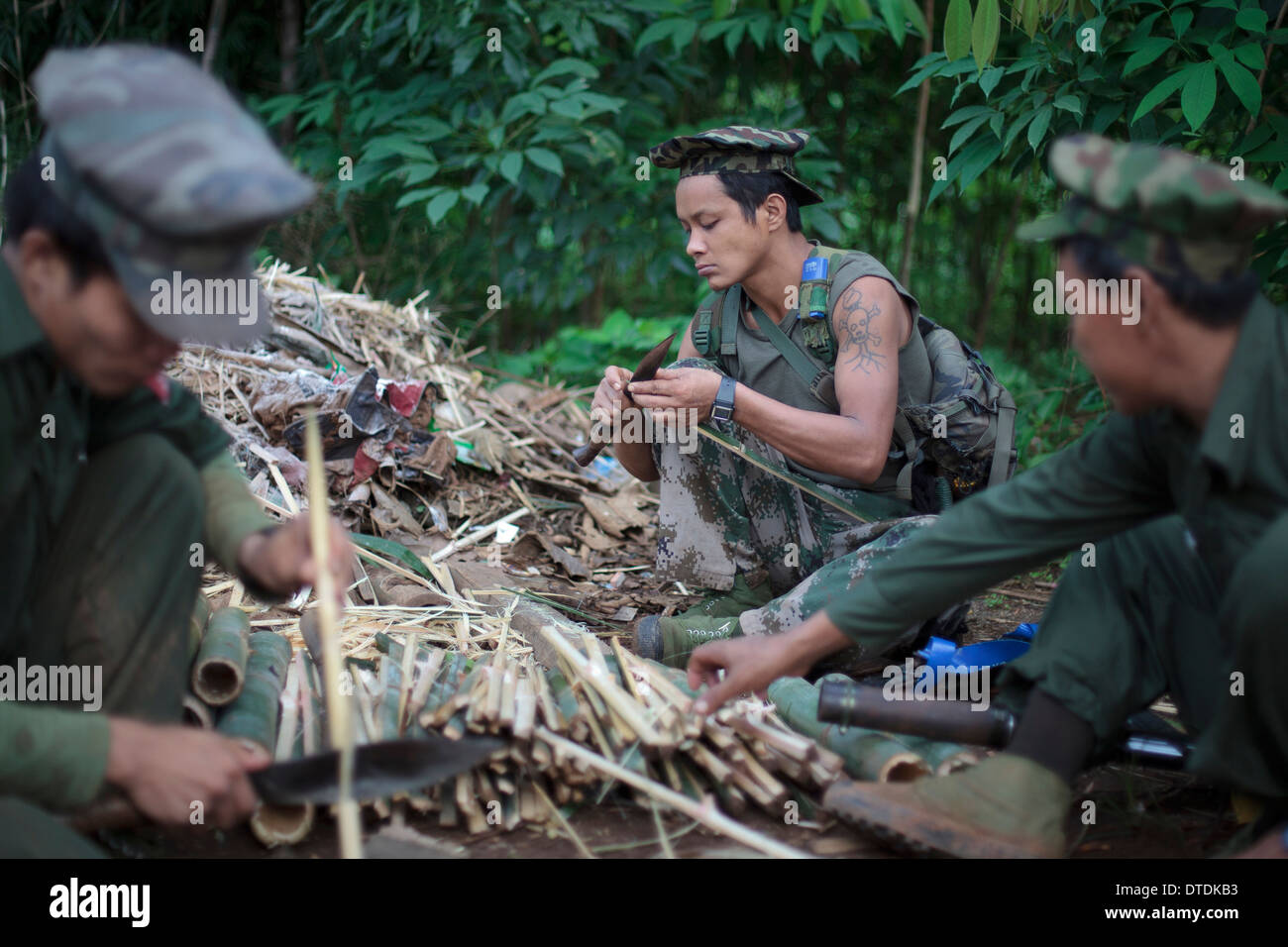 KIA's membri affilare il bambù di bastoni per mettere sul terreno della giungla come trappole, in collina di gomma posto in prima fila Foto Stock