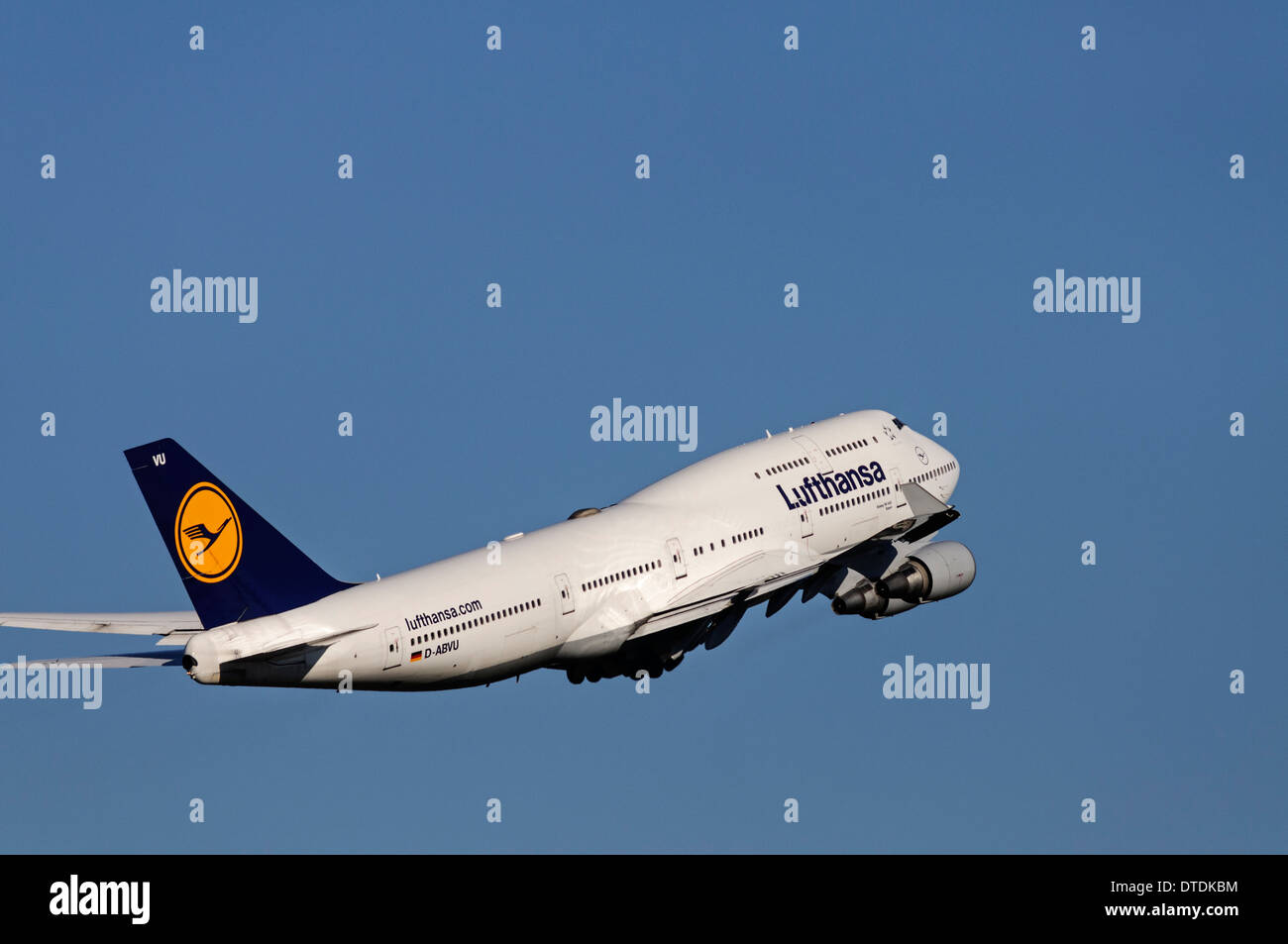 Lufthansa Boeing 747-400 (D-ABVU) wide-body jumbo aereo jet in volo dopo il decollo di cielo blu chiaro Foto Stock