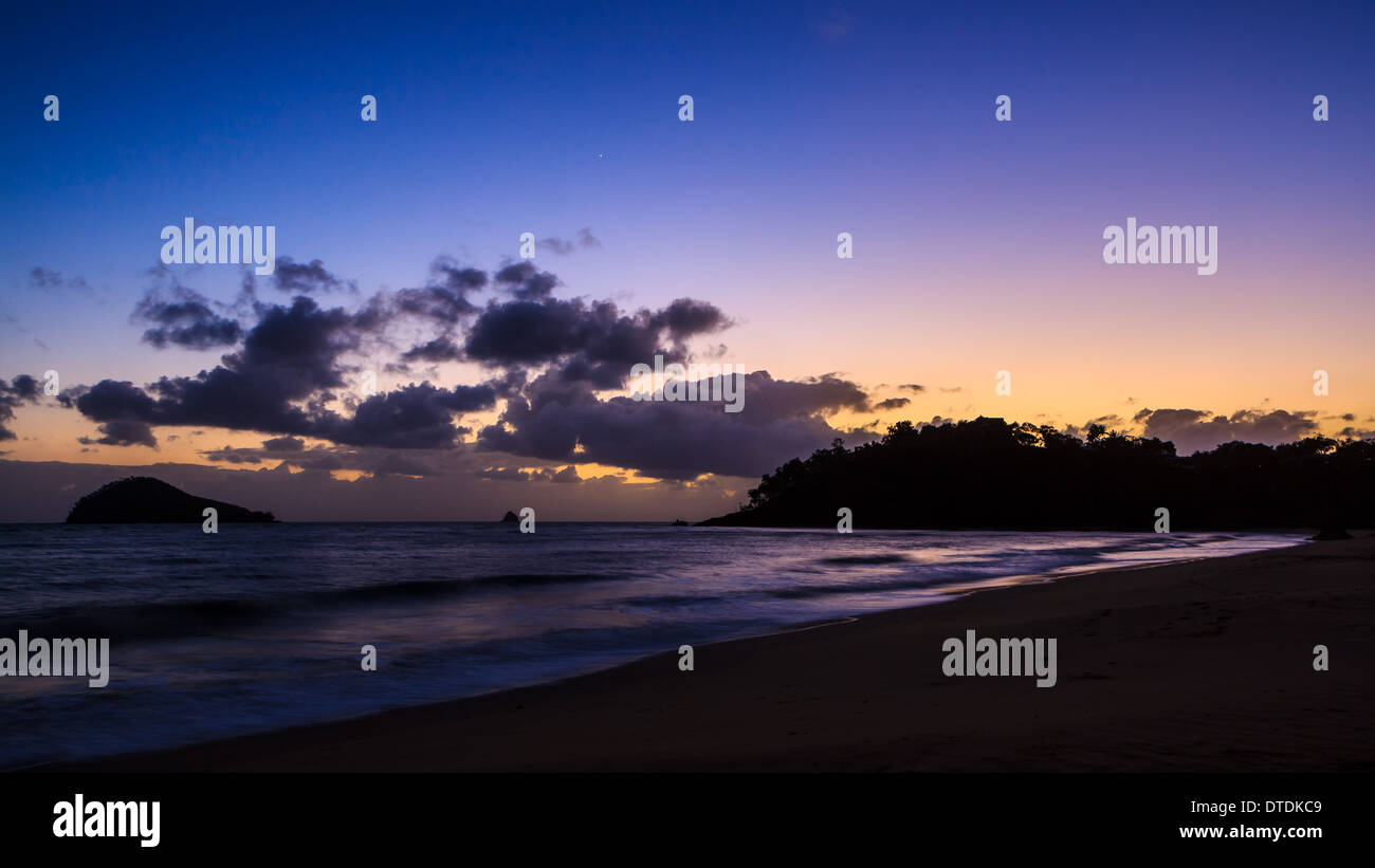 Alba da Ellis Beach vicino a Cairns, al di là di Buchan Punto e doppia, isola di Venere è visibile. Queensland, Australia Foto Stock