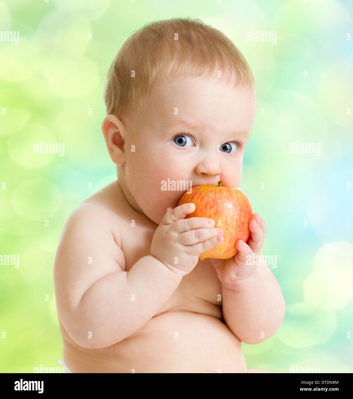 Kid mangiare la frutta, il cibo sano Foto Stock