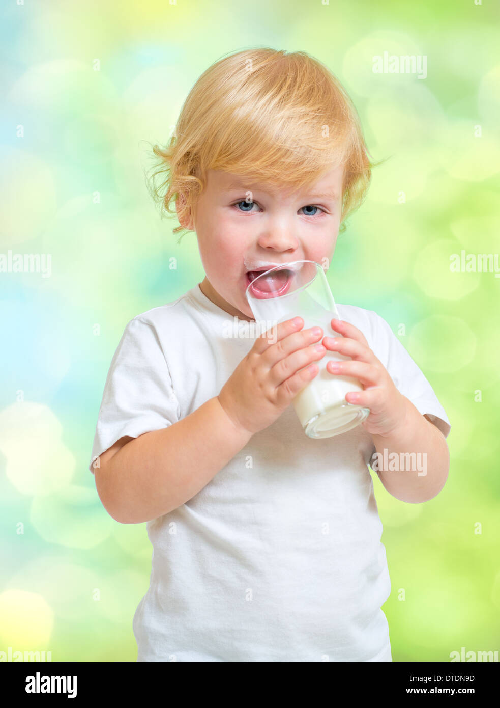 Bambino bere il prodotto caseario dal vetro Foto Stock