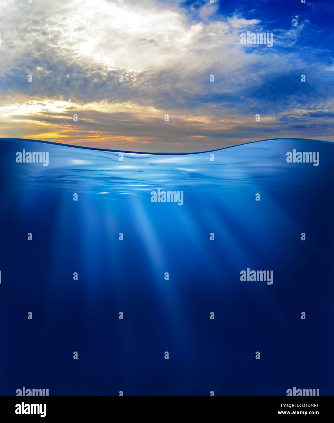 Mare o oceano subacquei con Cielo di tramonto Foto Stock