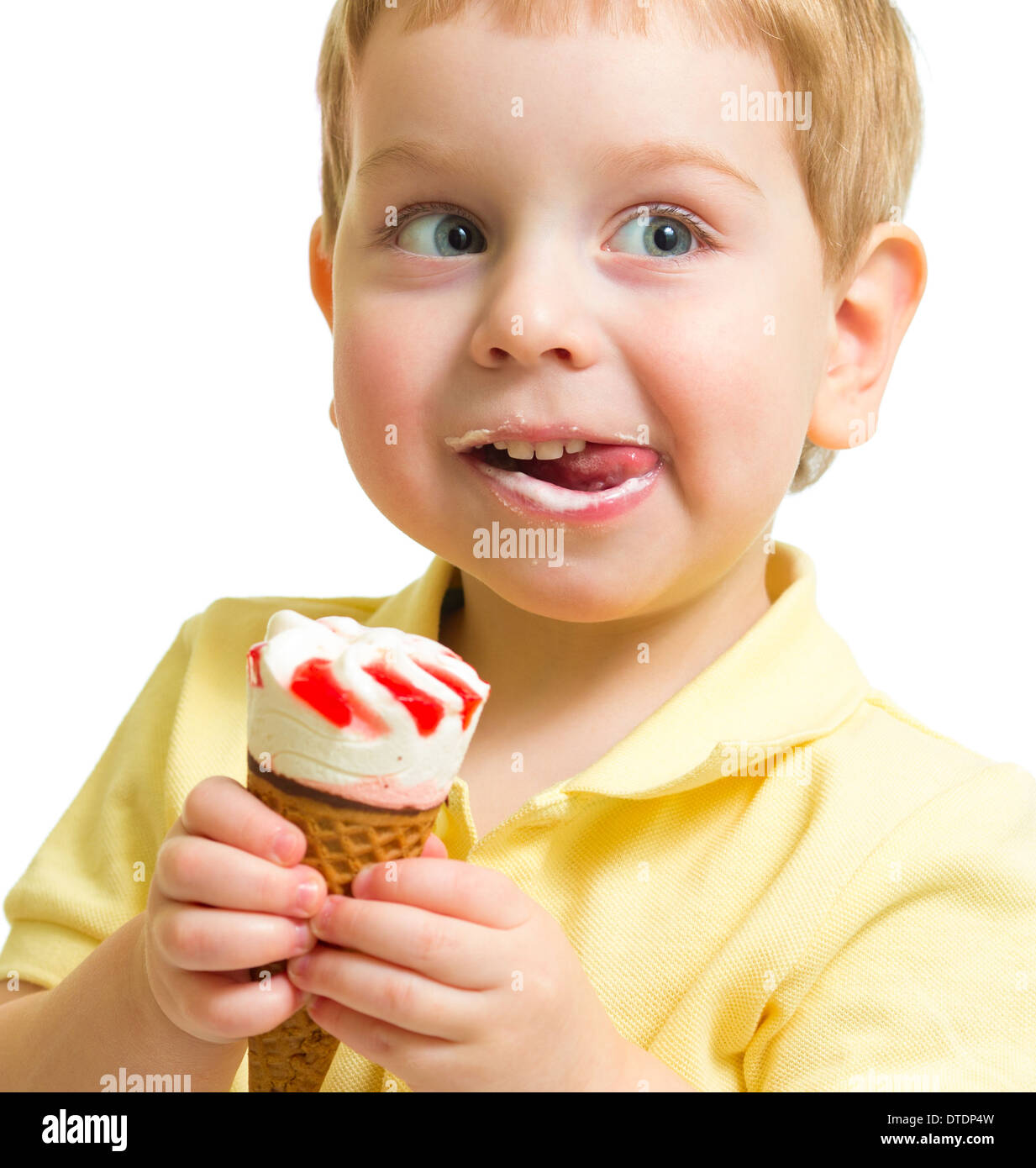 Kid a mangiare il gelato close up ritratto Foto Stock
