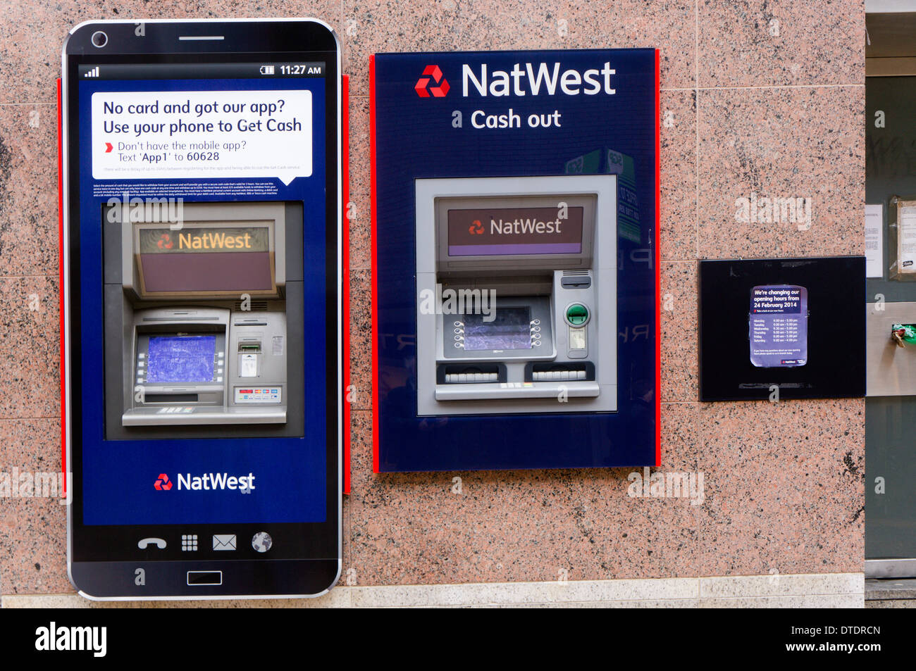 Un NatWest bancomat fatto per assomigliare ad un telefono mobile - pubblicità un app per ritirare contanti usando il tuo cellulare. Foto Stock