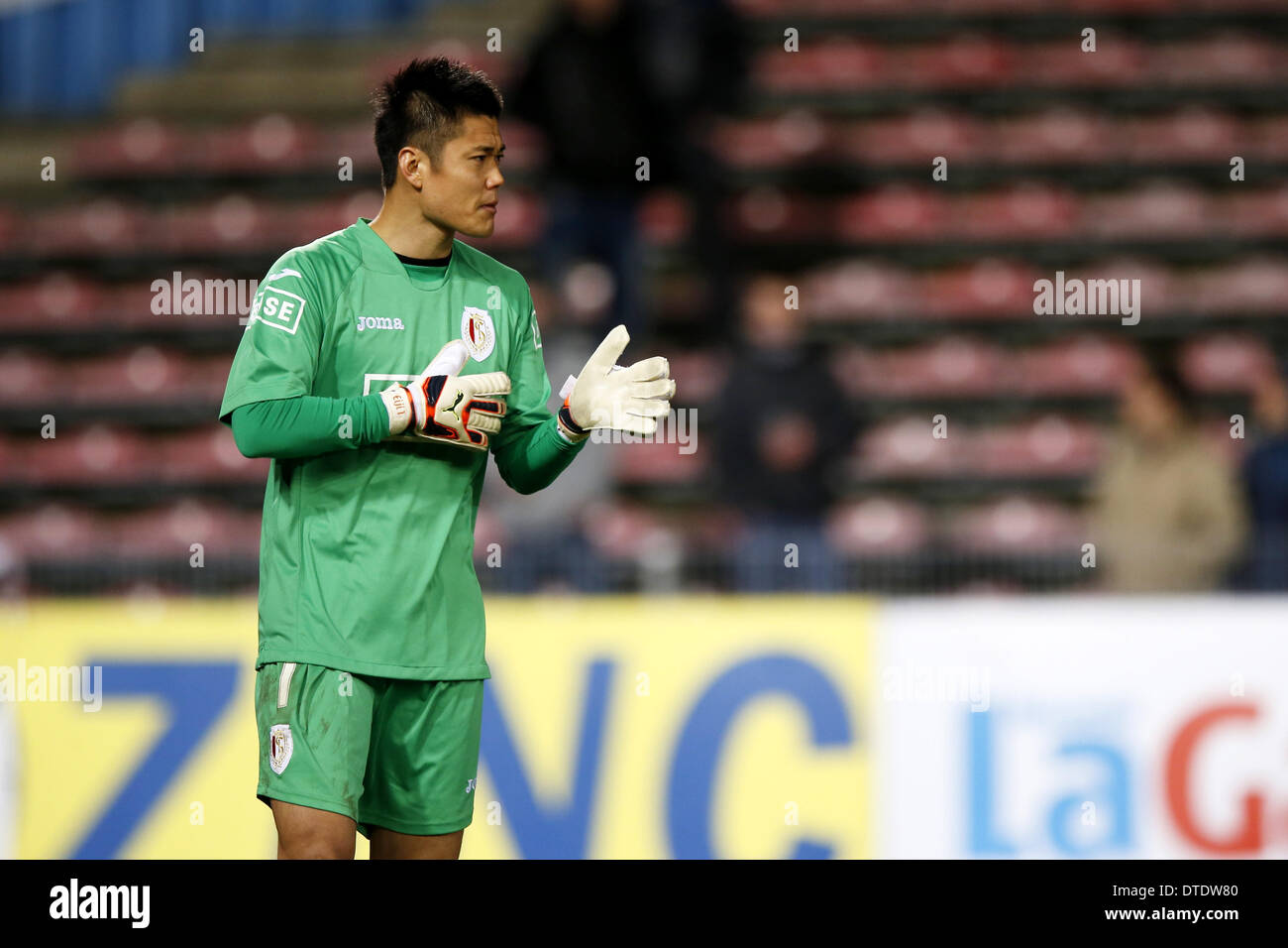 Charleroi in Belgio. 15 feb 2014. Eiji Kawashima (Standard) Calcio : Jupiler Pro League match tra Sporting Charleroi 0-1 Standard de Liege a Stade du Pays de Charleroi in Charleroi Belgio . Credito: AFLO/Alamy Live News Foto Stock