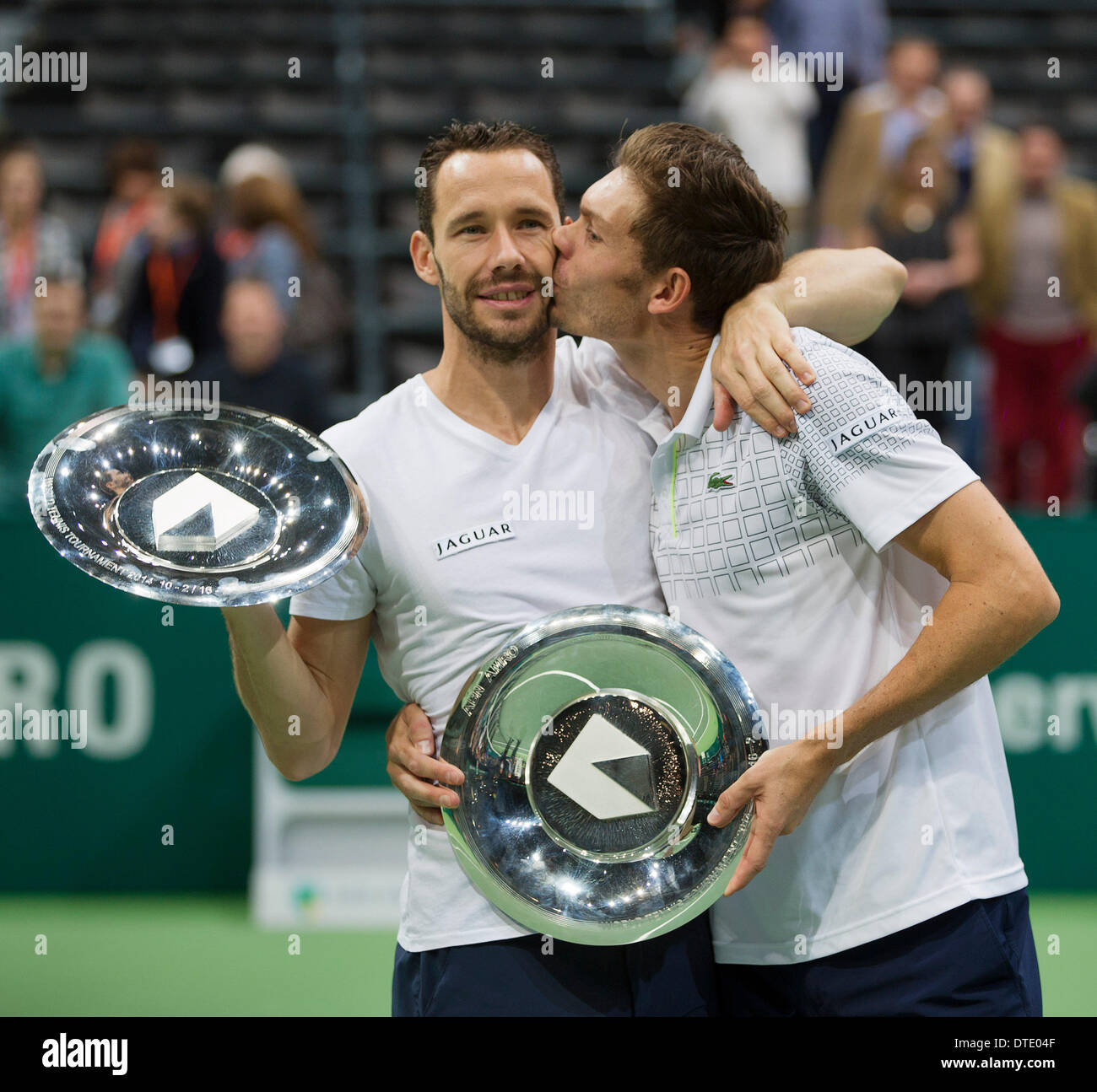 Rotterdam, Paesi Bassi. 16.02.2014. Michael Llodra(FRA) e Nicolas MAHUT(FRA) ottenere il titolo vincente per raddoppia a ABN AMRO World Tennis Tournament foto:Tennisimages/Henk Koster Foto Stock