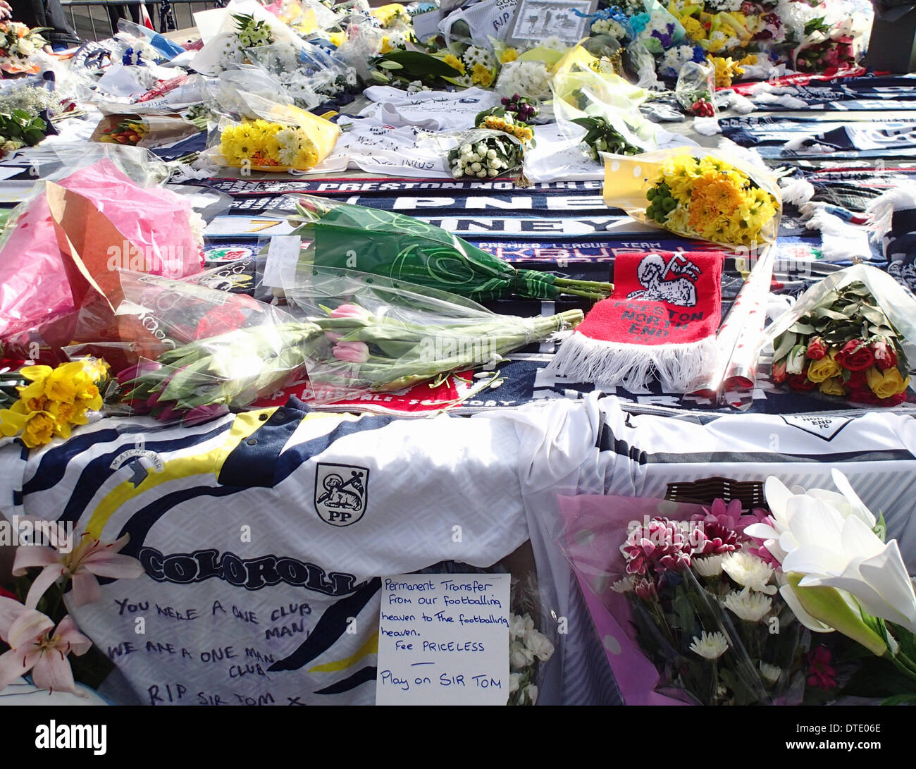 Preston, Lancashire, Regno Unito. Il 16 febbraio 2014. Omaggi a sinistra sulla Sir Tom Finney statua in seguito alla sua morte venerdì 14 febbraio 2014. Foto Stock