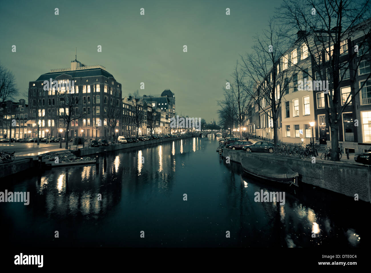 Amsterdam Canal Street View di notte. Inquadratura orizzontale Foto Stock