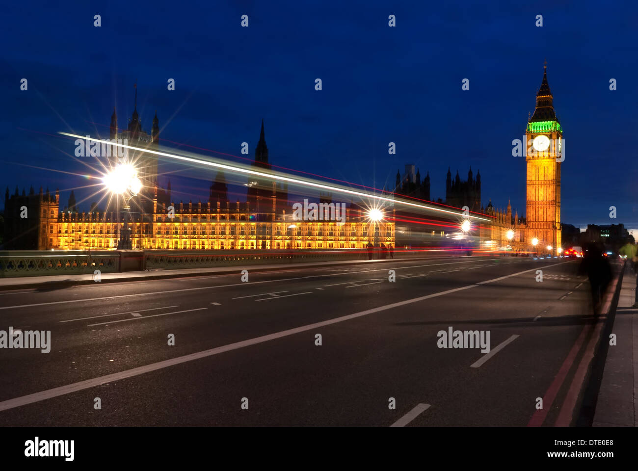 Londra, Regno Unito. Bus rosso in movimento e il Big Ben e il Palazzo di Westminster. Le icone di Inghilterra nel vintage, uno stile rétro Foto Stock